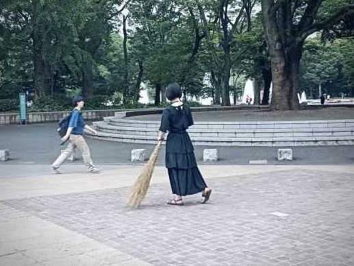 箒を持ち上野公園を歩く自由の魔女エル